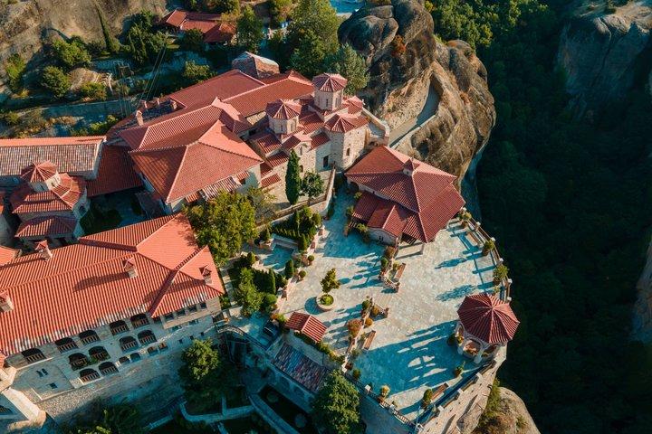 Privater Transfer von Athen nach Meteora mit 2h Sightseeing Stop