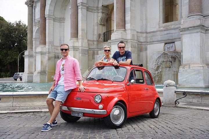 ローマでヴィンテージレッドフィアット500とプライベートフォトセッション