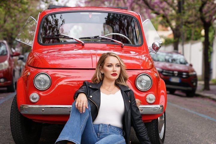 ローマでヴィンテージレッドフィアット500とプライベートフォトセッション