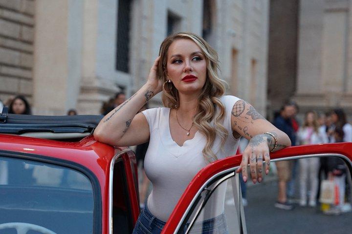 ローマでヴィンテージレッドフィアット500とプライベートフォトセッション