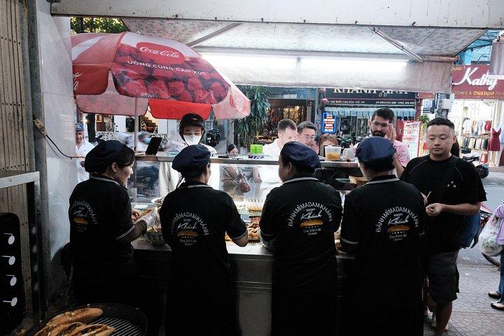 ホイアンフードツアー|裏通りを横切って12の味,ローカル市場