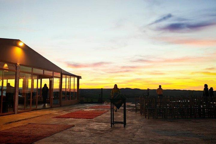 Experiencia privada en el desierto de Agafay con cena desde Marrakech