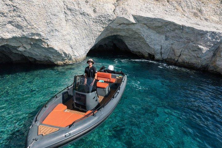 Descubra o Aegean Luxury Speed Boat com Skipper em Milos