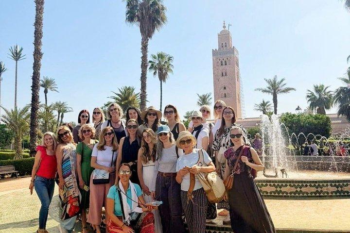 Marrakech ikoner Saadian Tombs Bahia Palace och Souks