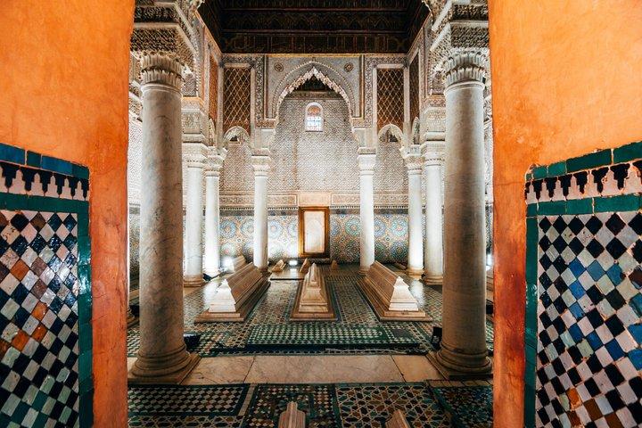Marrakech ikoner Saadian Tombs Bahia Palace och Souks