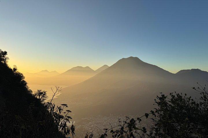 インディアン・ノーズ・サンライズ・ツアー：ハイキングとアティトラン湖の眺め