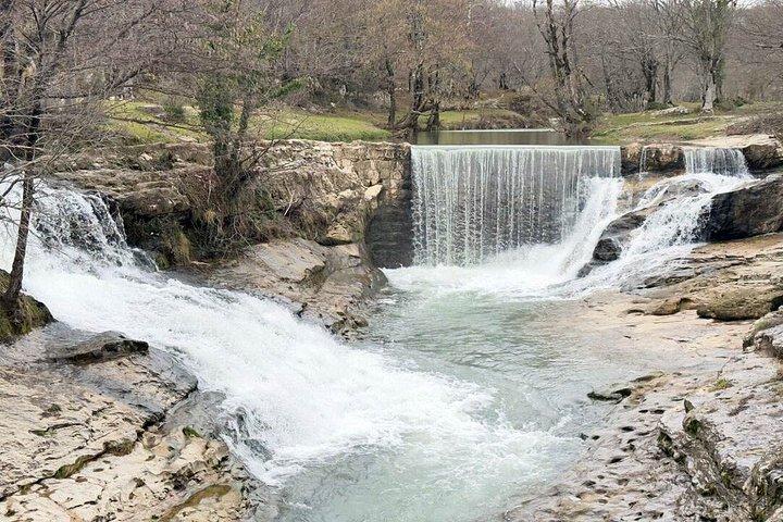 クタイシ&ビヨンド:修道院、滝、自然驚異
