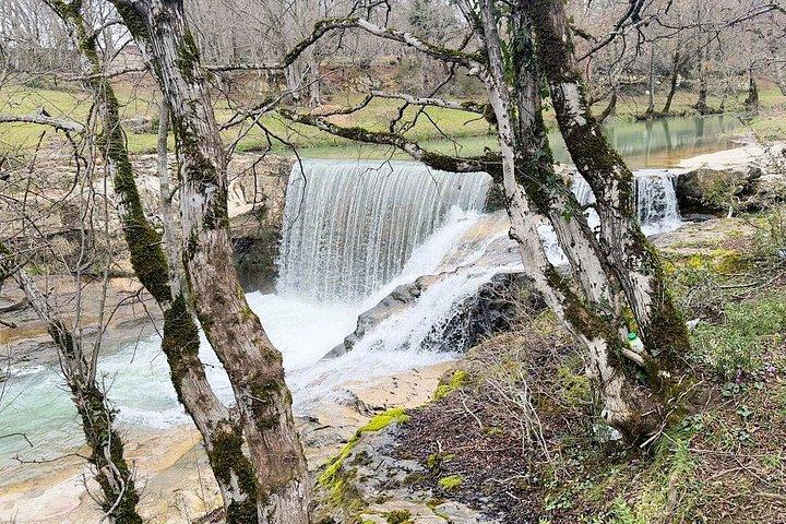 クタイシ＆ビヨンド：修道院、滝、自然驚異