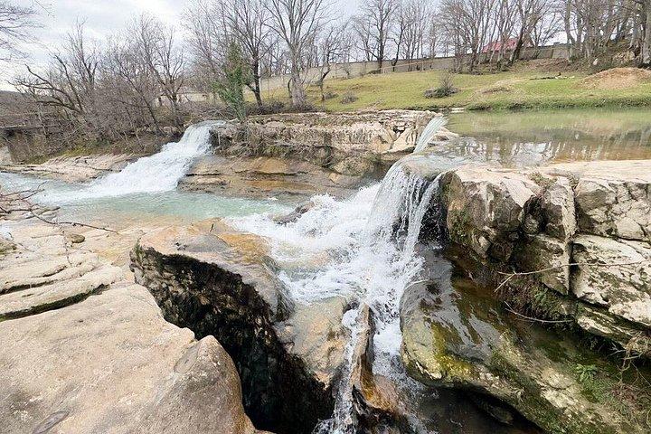 クタイシ＆ビヨンド：修道院、滝、自然驚異