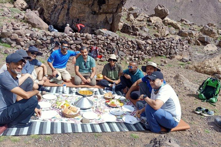 マラケシュ・アトラス山脈ハイキングツアー : Talamrout Summit 2616m
