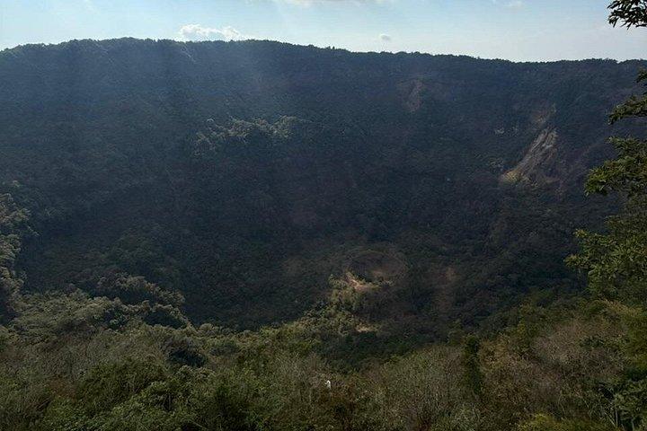 サンサルバドル火山と魅力的な歴史地区