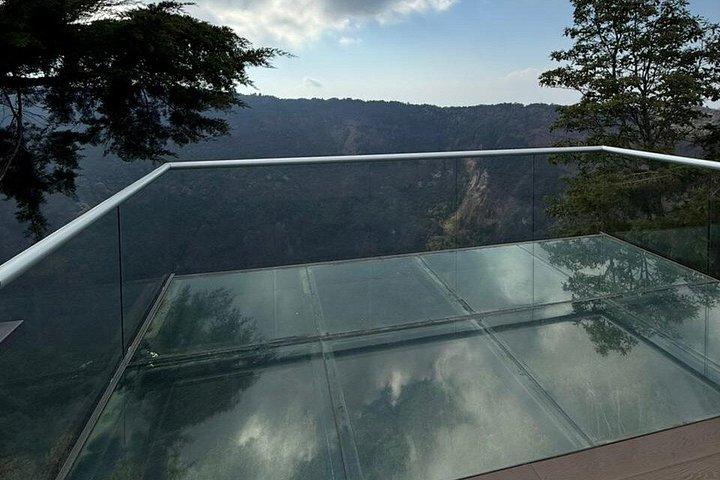 サンサルバドル火山と魅力的な歴史地区