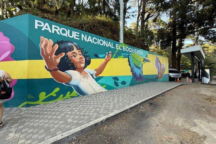 サンサルバドル火山と魅力的な歴史地区