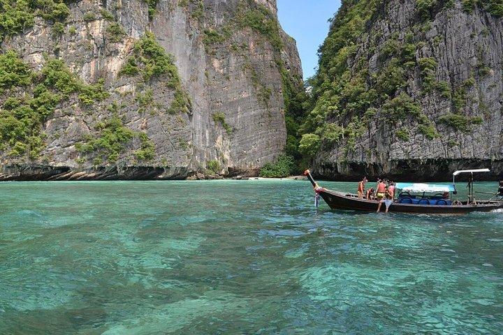 Phi Phi Islands dagstur med buffet og DJ af Noah Yacht