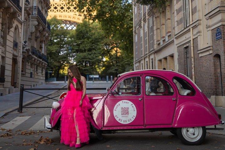 Emily a Parigi Tour - in una Citroën 2cv rosa