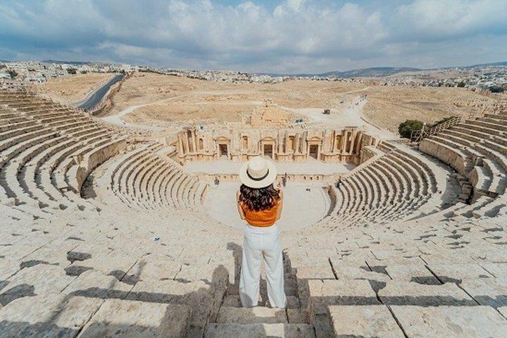 Excursión privada de día completo a Jordania: Jerash, Castillo de Ajloun o Umm Qais