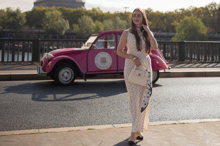 Emily a Parigi Tour - in una Citroën 2cv rosa