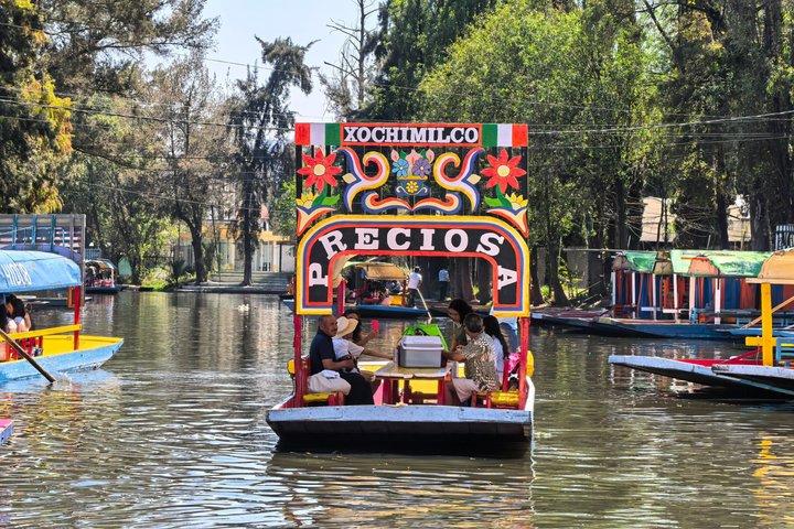メキシコシティ：ゆったりとしたソチミルコボートツアー - 簡単な乗船とトップ