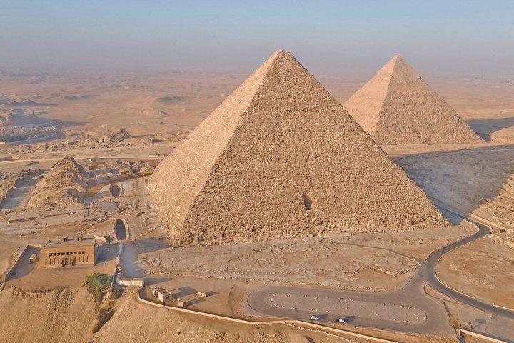 Grand musée égyptien et pyramides du port d'Alexandrie
