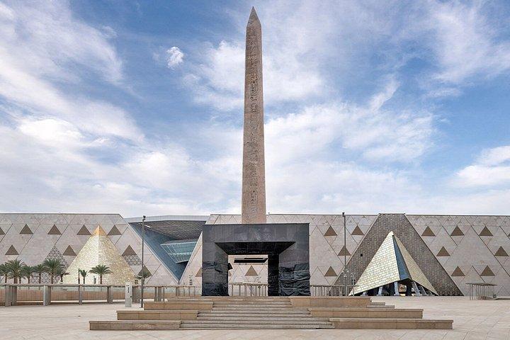 アレクサンドリア港：プライベートピラミッド、スフィンクス＆大エジプト博物館