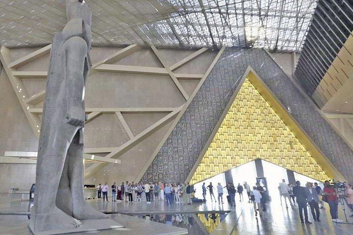 アレクサンドリア港：プライベートピラミッド、スフィンクス＆大エジプト博物館