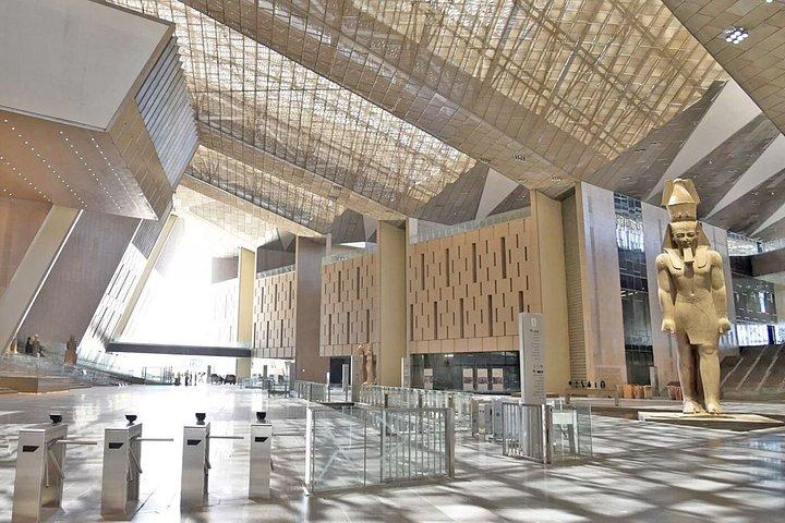 アレクサンドリア港：プライベートピラミッド、スフィンクス＆大エジプト博物館