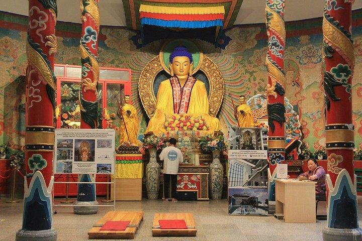 オリビアと行くウランバートル・プライベート・カー・ツアー : Narantuul& Monasteries