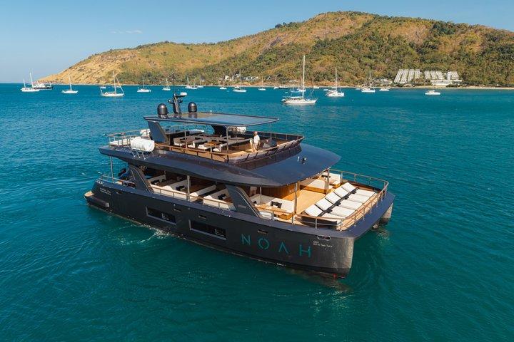 Phi Phi Islands dagstur med buffet og DJ af Noah Yacht