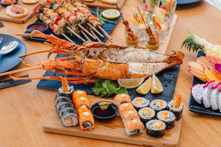 Phi Phi Islands dagstur med buffet og DJ af Noah Yacht