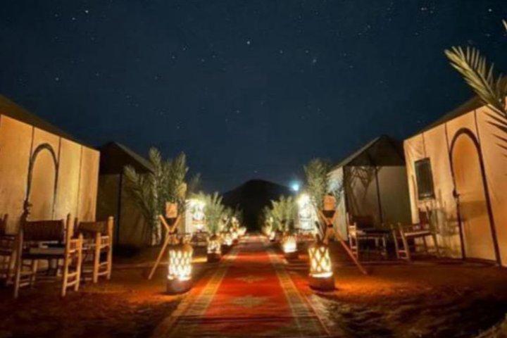 Campamento de lujo en el desierto de Merzouga con paseo en camello