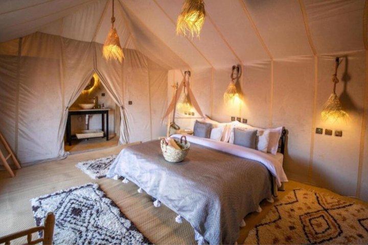 Campamento de lujo en el desierto de Merzouga con paseo en camello
