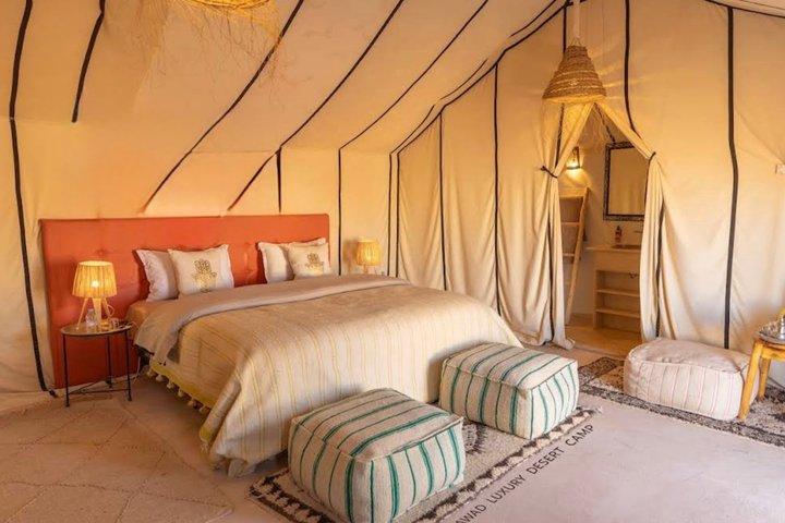 Campamento de lujo en el desierto de Merzouga con paseo en camello