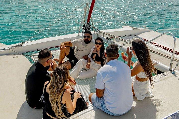 Aruba Sail and Snorkel with Turtles at WW2 Shipwreck Includes BBQ
