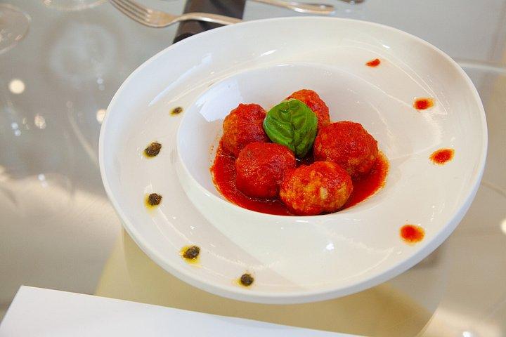 ワイナリーツアーでイルピニアワインと料理の試飲体験