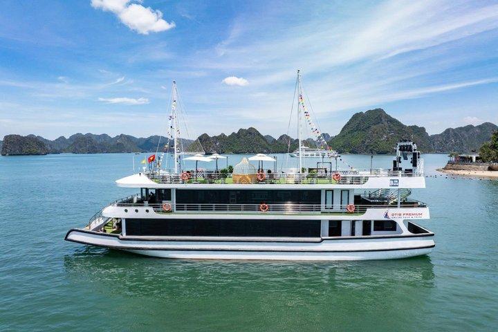 Hanoi : 5-sterren luxe Ha Long Bay cruise met lunch en kajakken