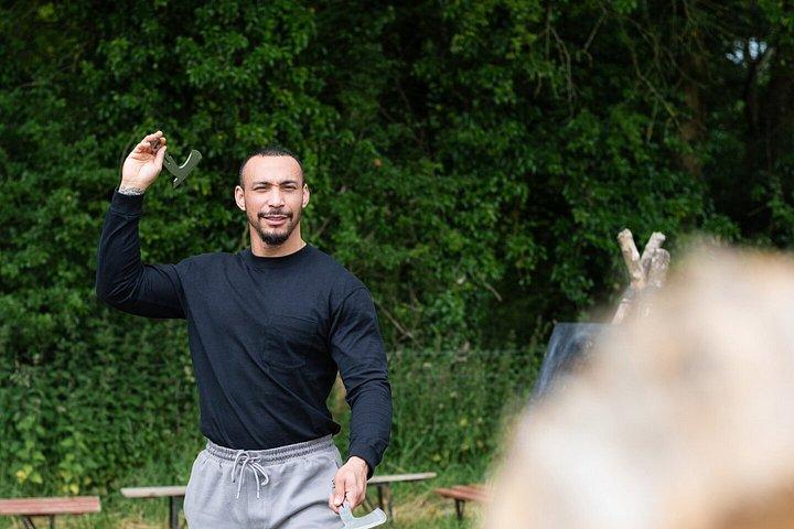 Expérience de lancer de hache en milieu rural au Manoir Asthall