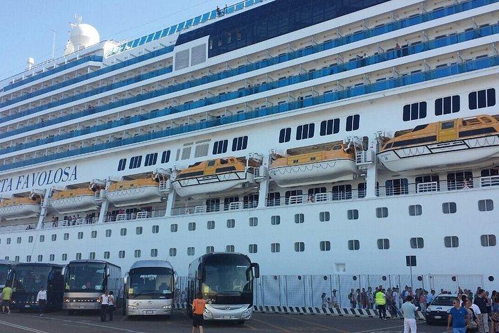 チヴィタヴェッキア海岸からローマへの小旅行プライベートカーで船に戻る