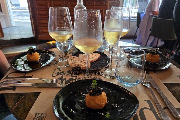 ラスタリア・フードツアー：ワイン、バイツ＆社交料理体験