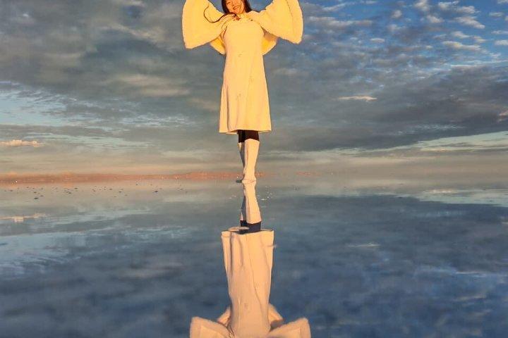 ウユニ塩湖ツアー1日コース　スペイン語ガイド付き　夕日の反射