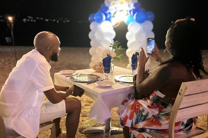 Diner ervaring en viering op het strand met decoraties