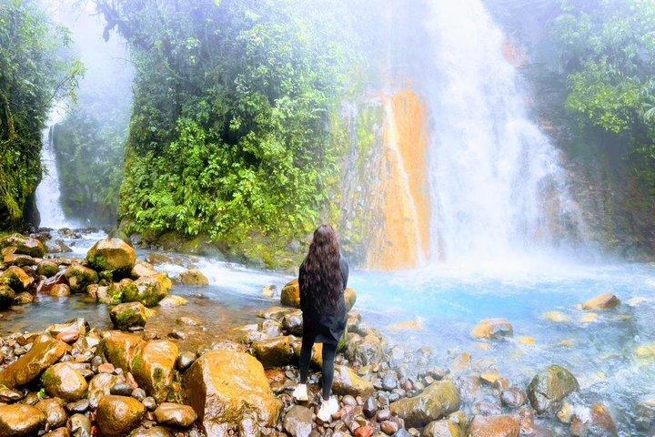 Excursion privée aux 7 chutes d'eau bleues de Bajos del Toro au départ de San José