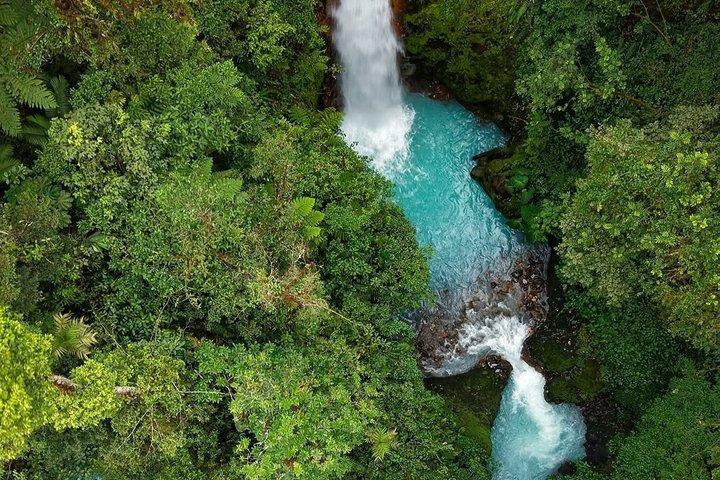 Excursion privée aux 7 chutes d'eau bleues de Bajos del Toro au départ de San José