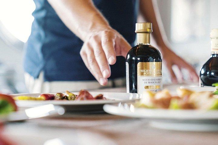パルミジャーノとジェラートテイスティング付きモデナバルサミコ酢ツアー