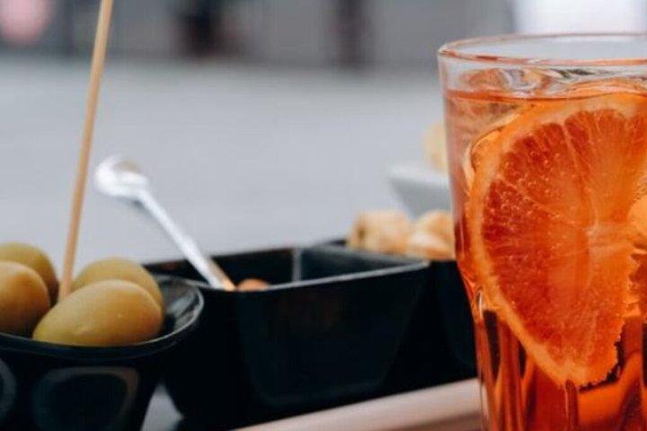 Excursão à noite de Milão com aperitivo, passeio de trânsito e sobremesa