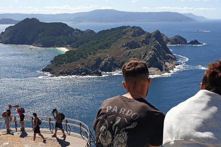 Excursion d'une journée aux îles Cíes au départ de Santiago avec ferry et transport