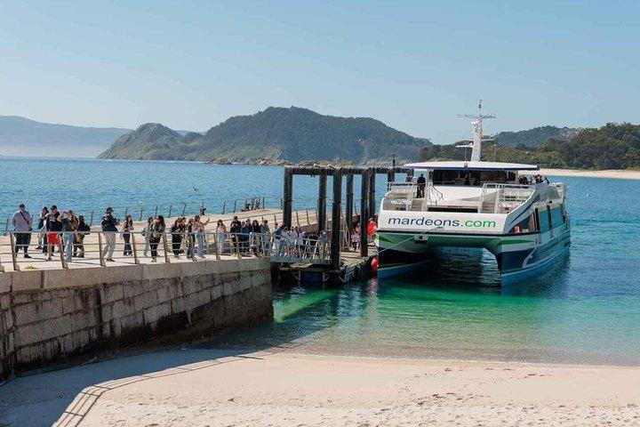Excursion d'une journée aux îles Cíes au départ de Santiago avec ferry et transport