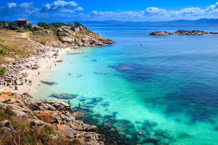 Excursion d'une journée aux îles Cíes au départ de Santiago avec ferry et transport