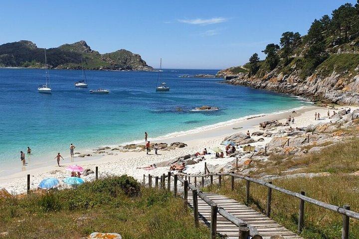 Excursion d'une journée aux îles Cíes au départ de Santiago avec ferry et transport