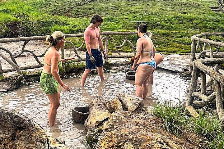 ナマケモノ観察、ミラバジェス火山、温泉、隠れた滝