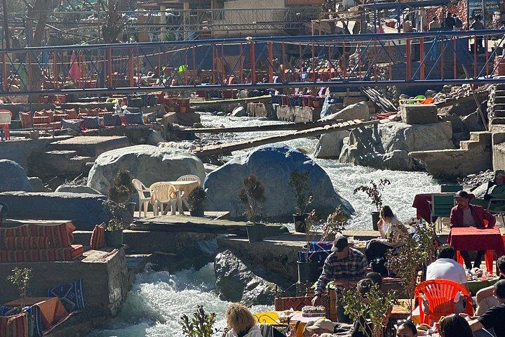 マラケシュ:ガイド付きウリカ渓谷&アトラス山脈ツアー
